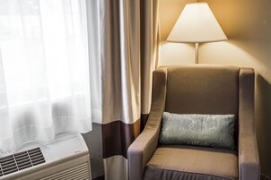 Escritorio, cortinas blackout y tabla de planchar con plancha 