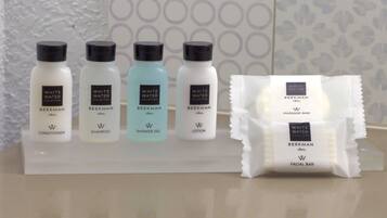 Exposició de productes de la col·lecció White Water, incloent condicionador, xampú, gel de dutxa i loció.