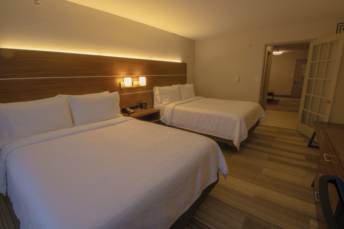 Suite, 2 camas Queen size, para no fumadores | Caja de seguridad en la habitación y escritorio