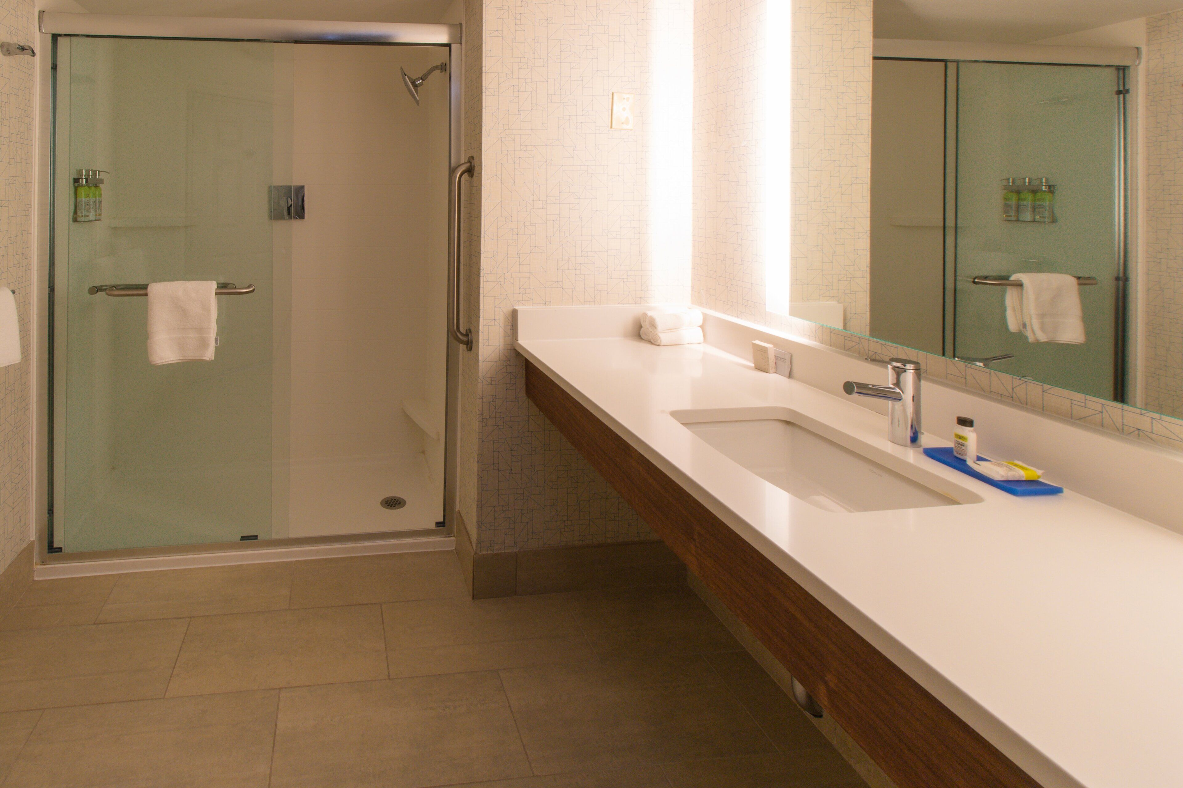suite, accessible, non smoking (mobility) | bathroom | combined shower/bathtub, free toiletries, hair dryer, towels