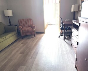 Phòng Suite tiện nghi đơn giản, 1 giường cỡ king và sofa giường | Khu phòng khách | TV màn hình phẳng 32-inch có truyền hình vệ tinh, TV 