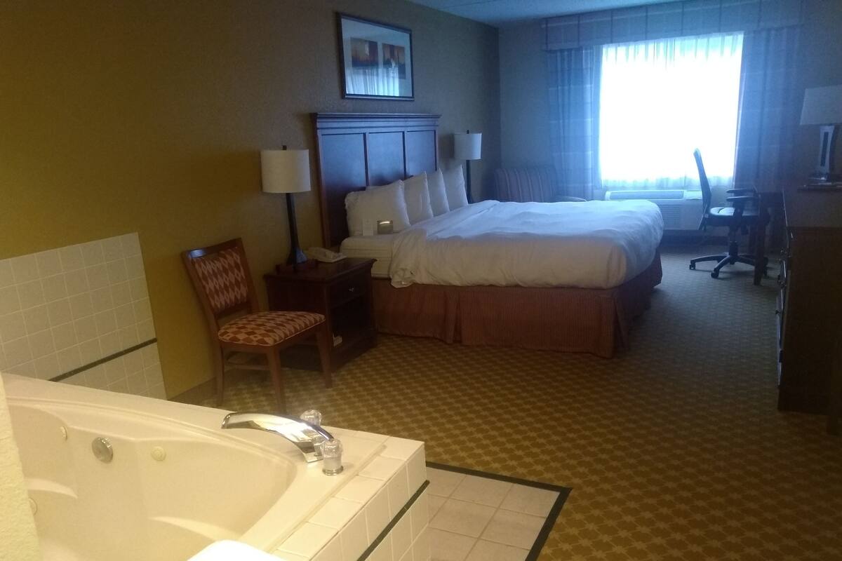 Deep-soaking bathtub