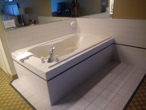 Deep-soaking bathtub