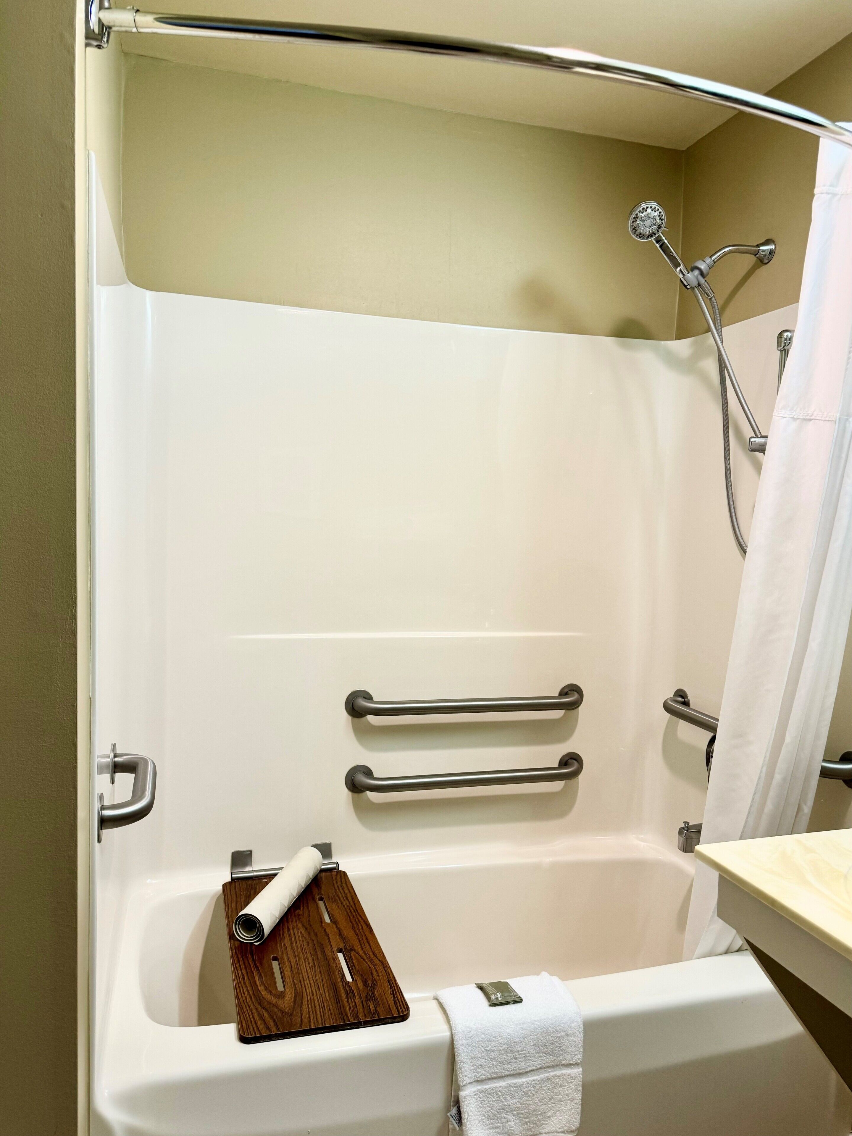 combined shower/bathtub, deep-soaking bathtub, hydromassage showerhead