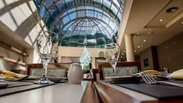 Desayuno buffet diario (USD 15 por persona)
