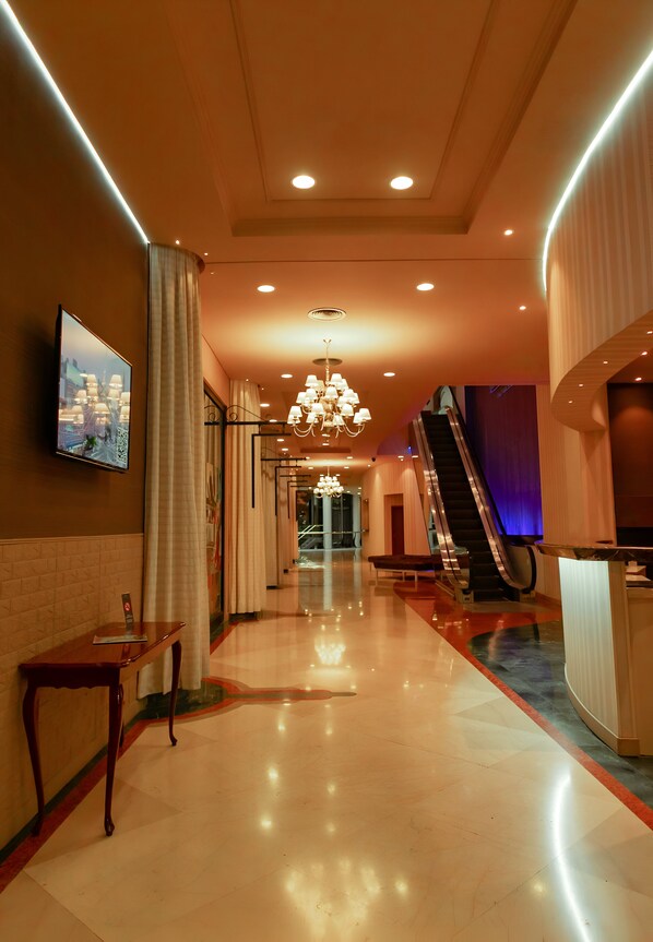 55-inch Smart TV with cable channels - Howard Johnson Plaza Buenos Aires Florida Street by Wyndham (Buenos Aires)