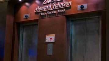 Entrada de ascensor con un cartel que indica Howard Johnson Plaza Florida Street.
