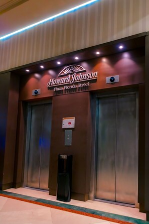 Interior entrance - Howard Johnson Plaza Buenos Aires Florida Street by Wyndham (Buenos Aires)