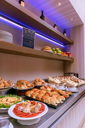 Breakfast served  - Howard Johnson Plaza Buenos Aires Florida Street by Wyndham (Buenos Aires)