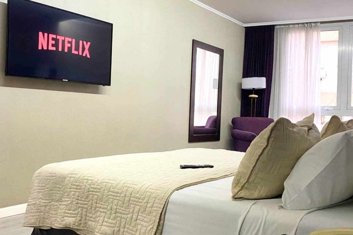 Superior-herbergi - 1 stórt tvíbreitt rúm | Rúmföt af bestu gerð, dúnsængur, rúm með „pillowtop“-dýnum, míníbar