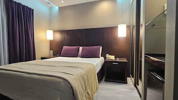 Standard Room, 1 Queen Bed | Premium bedding, down comforters, pillowtop beds, minibar