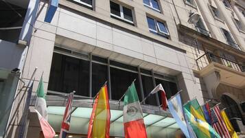 Fachada de la propiedad por la tarde o noche