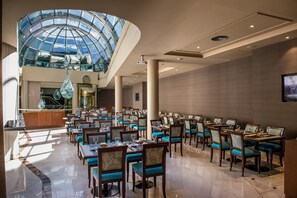 Daily buffet breakfast (USD 15 per person) - Howard Johnson Plaza Buenos Aires Florida Street by Wyndham (Buenos Aires)