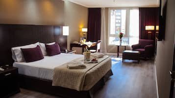 Superior Room, 1 King Bed | Premium bedding, down comforters, pillowtop beds, minibar