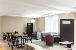 Breakfast and dinner served - Courtyard by Marriott Charlottesville University Medical Ctr (Charlottesville)