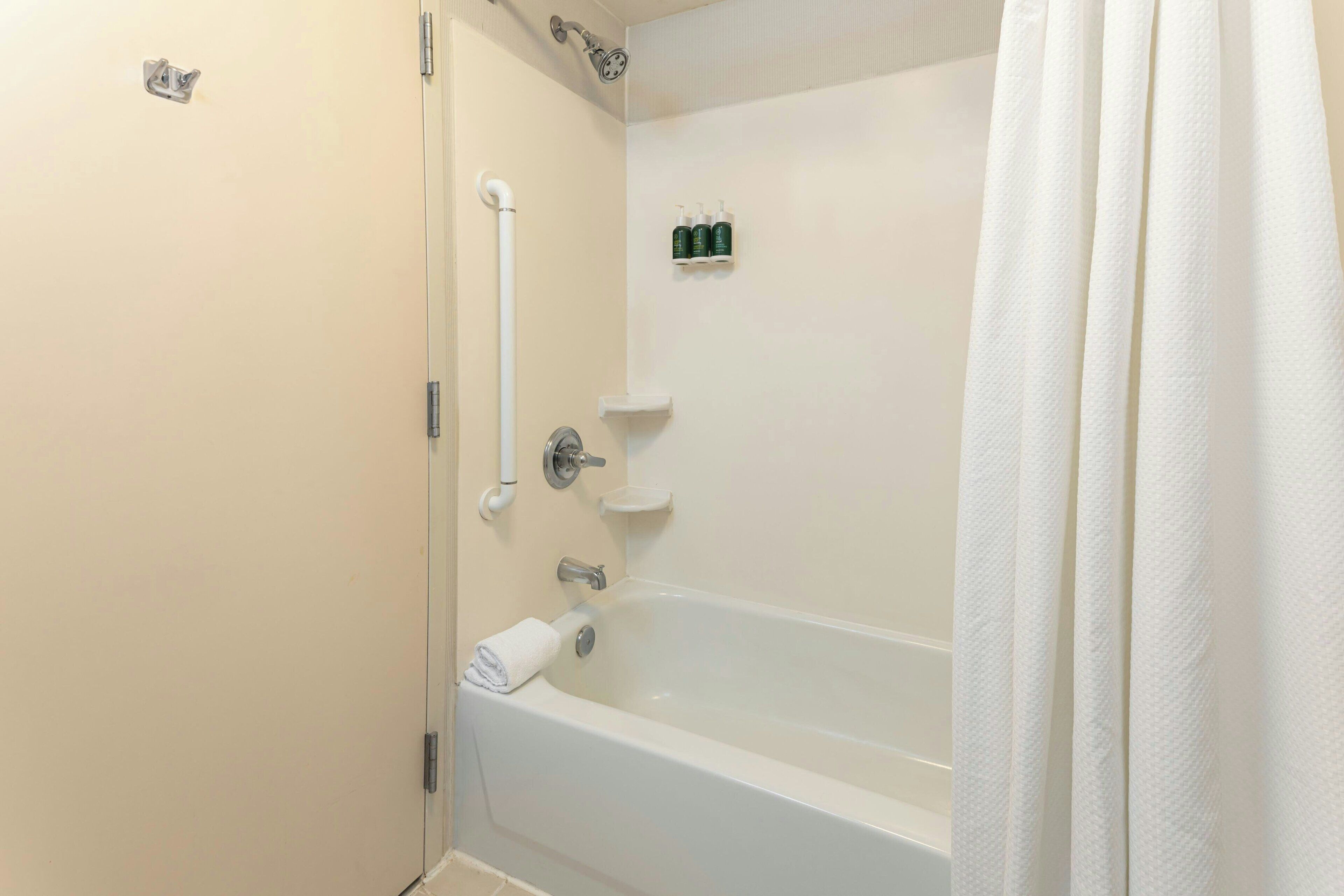 combined shower/bathtub, hair dryer, towels