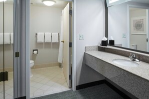 Ein Badezimmer mit Waschbecken, Spiegel und Toilette.