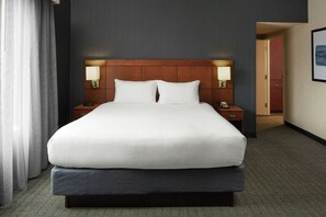 Cubrecamas, escritorio, tabla de planchar con plancha y cunas gratuitas