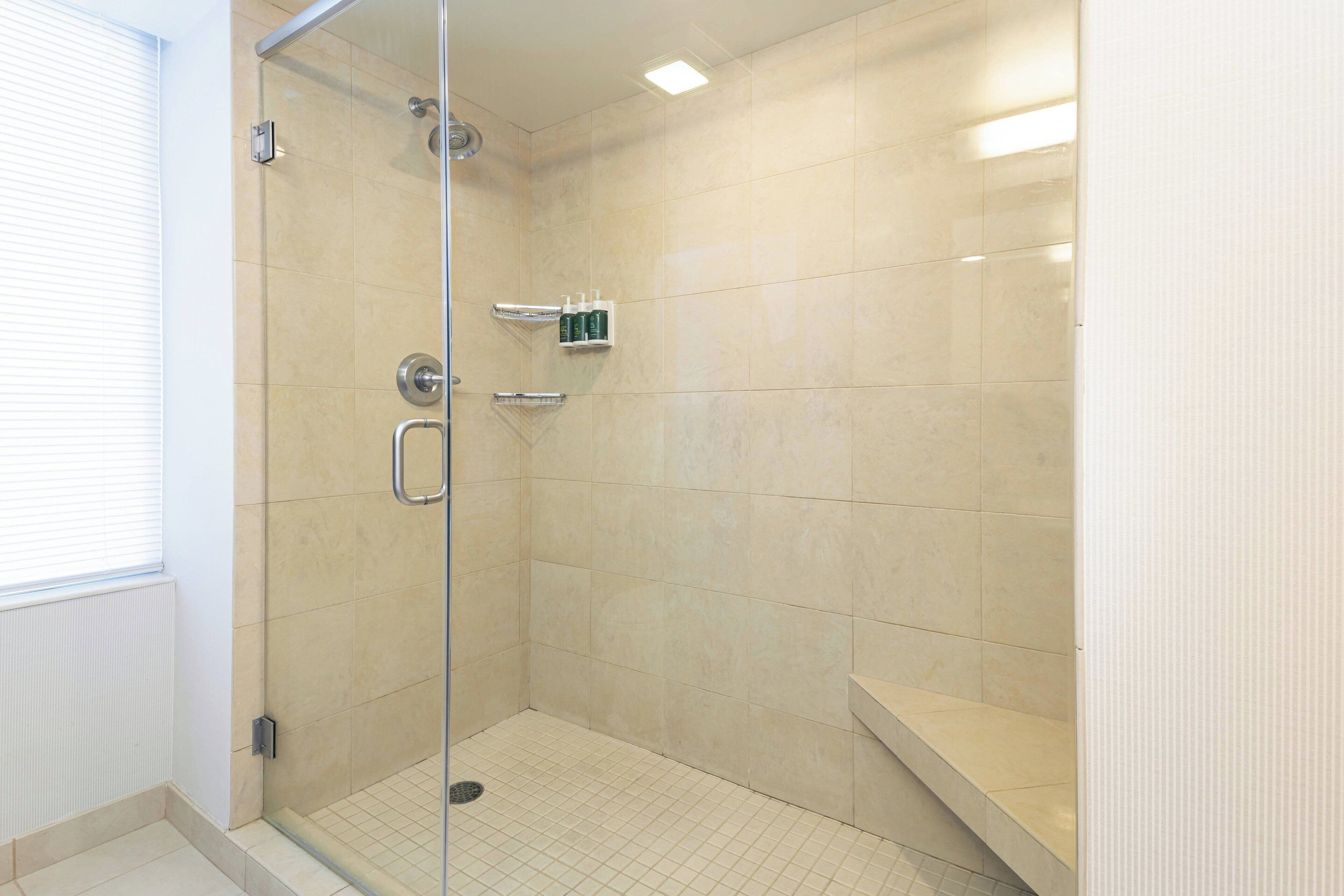 combined shower/bathtub, hair dryer, towels