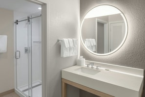Shower, free toiletries, hair dryer, towels - Courtyard By Marriott Fort Lauderdale Coral Springs (Coral Springs)