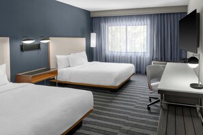 Peralatan tempat tidur premium, meja, langsir/tirai gelap terus 