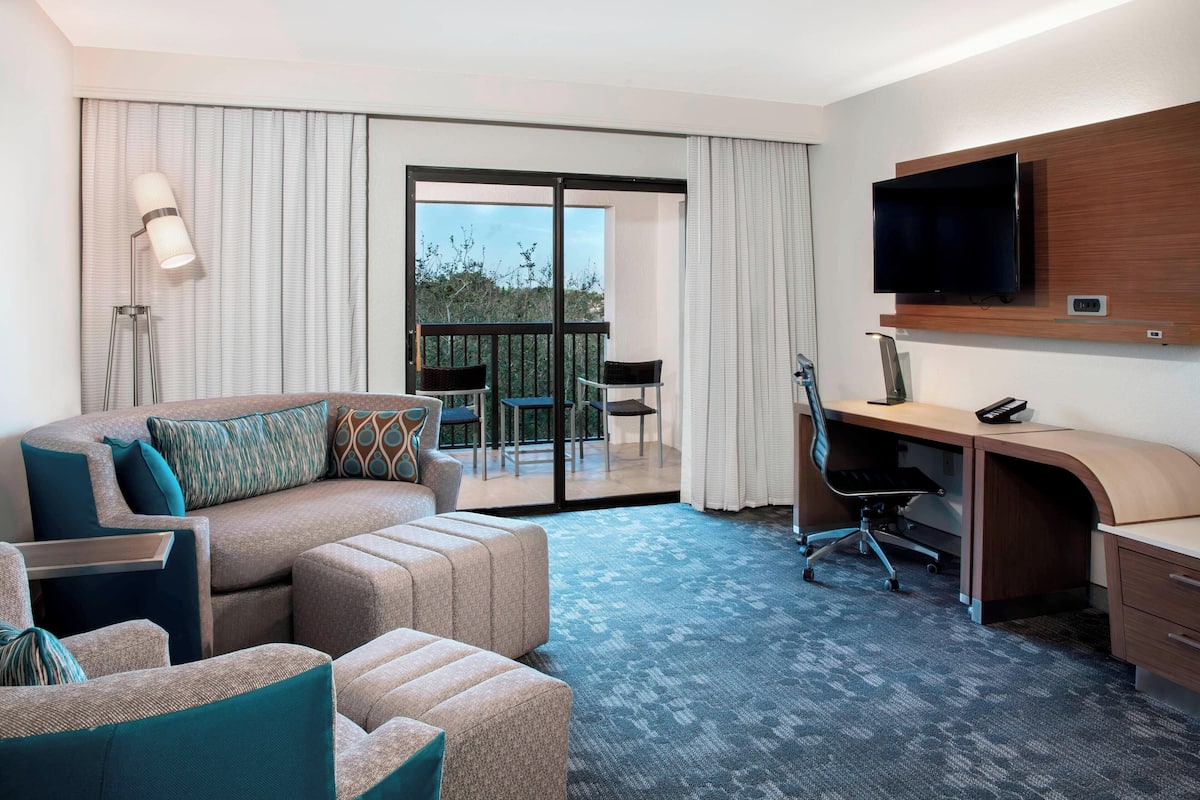 Suite, 1 chambre, balcon | Coin séjour