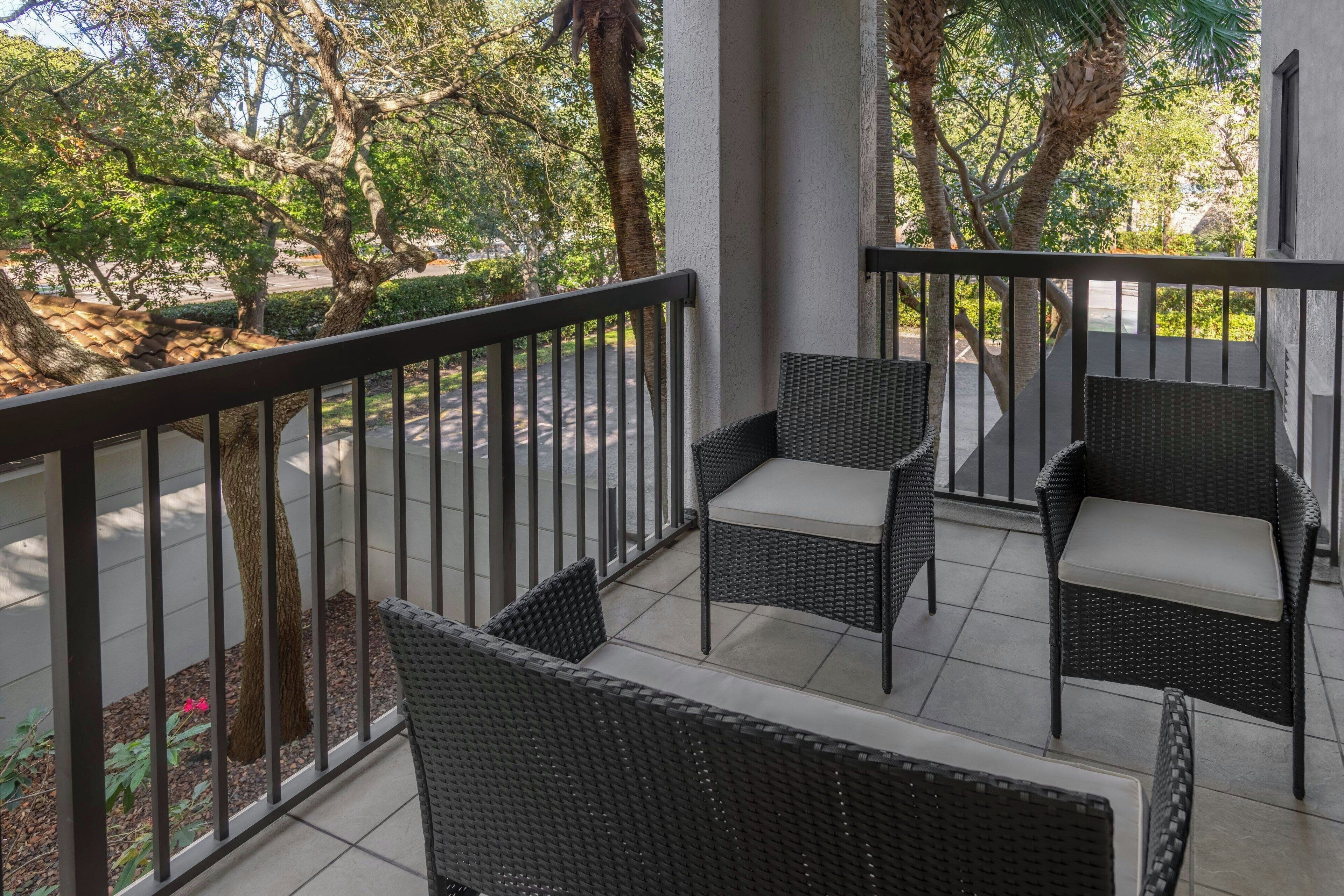 Ropa de cama de alta calidad, escritorio y cortinas blackout 