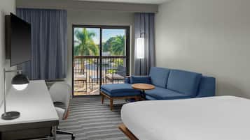 Ropa de cama de alta calidad, escritorio y cortinas blackout