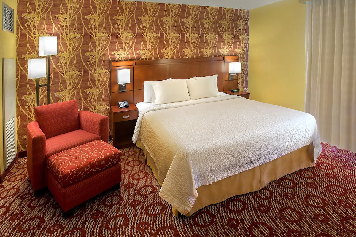 standard room, 1 king bed | desk, blackout curtains, soundproofing, iron/ironing board