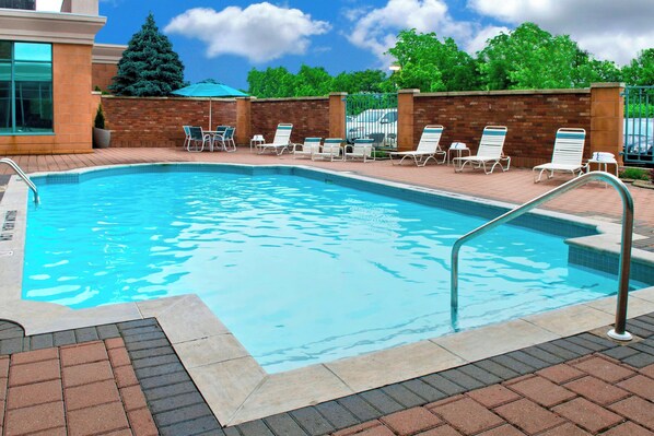 Sisäuima-allas, kauden mukainen ulkouima-allas