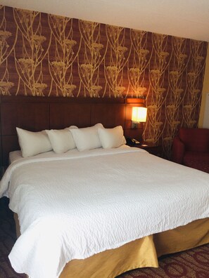 Standard-huone, 1 suuri parisänky | Työpöytä, pimennysverhot, äänieristys, silitysrauta/-lauta