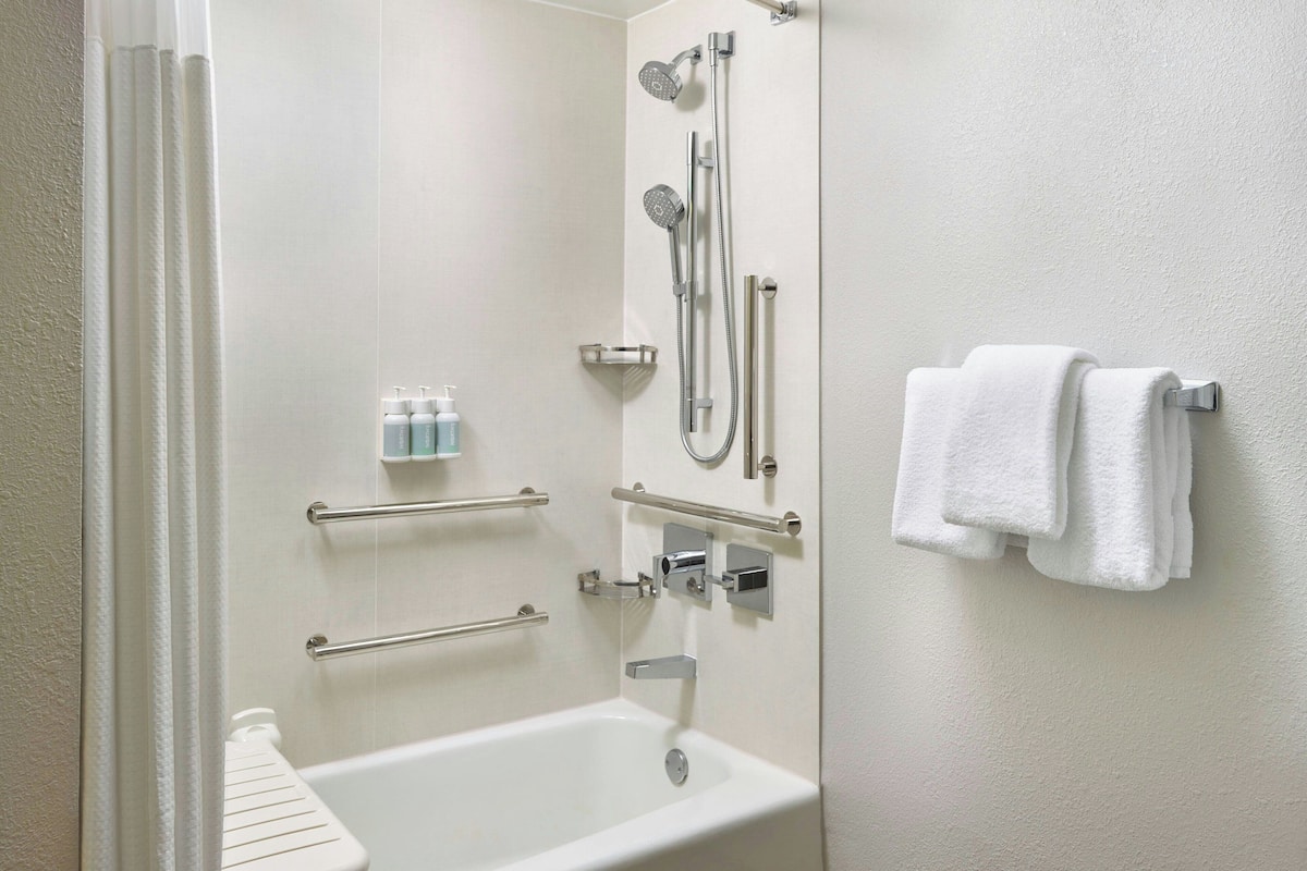 Combined shower/bathtub, free toiletries, hair dryer, towels