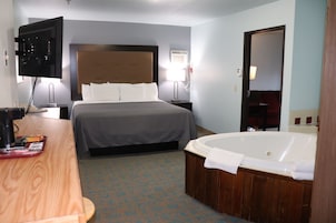 Escritorio, tabla de planchar con plancha, wifi gratis y ropa de cama