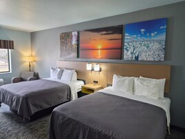 Escritorio, tabla de planchar con plancha, wifi gratis y ropa de cama 