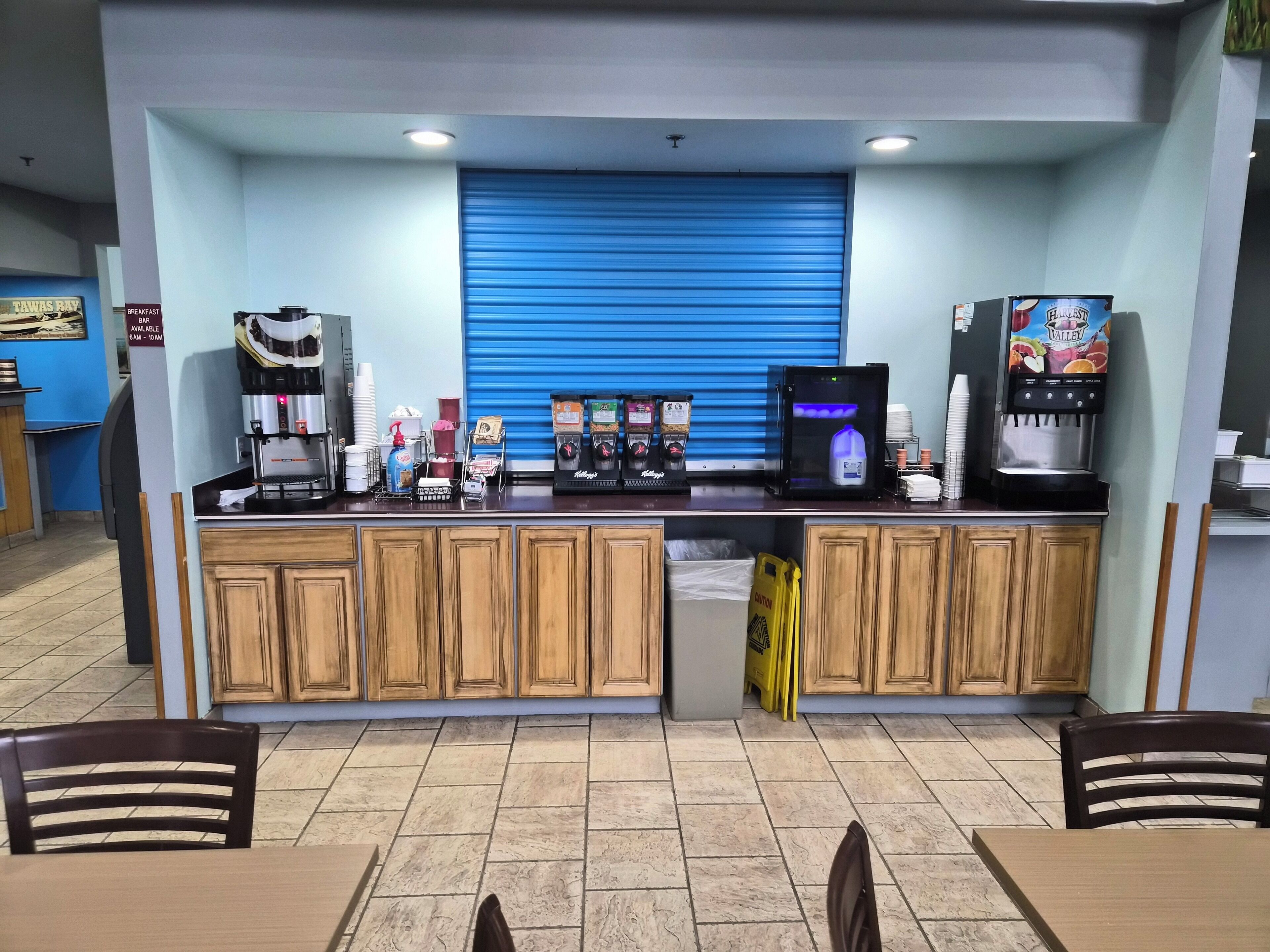 Un bar à petit-déjeuner équipé de machines à café, d’un distributeur de lait et d’un distributeur de boissons.