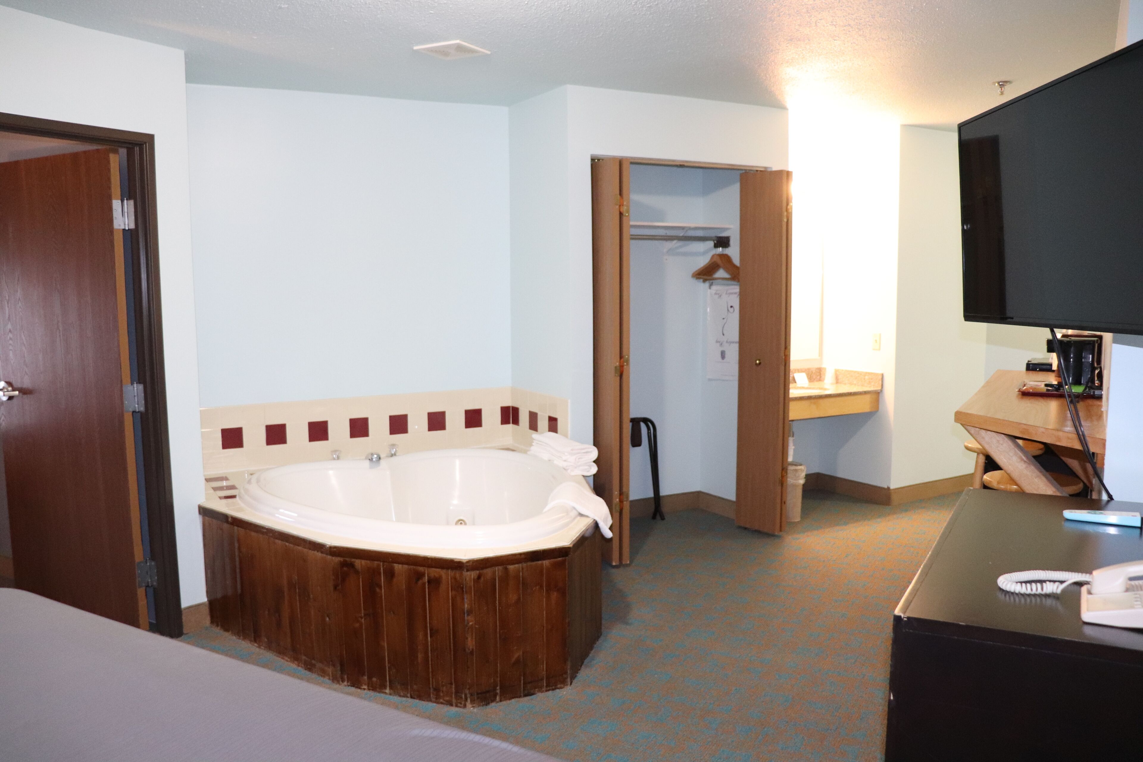 deluxe room, 1 king bed (no pets allowed) | room amenity