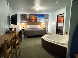 Quarto luxo, 1 cama King (No Pets Allowed) | Escrivaninha, ferros/tábuas de passar roupa, Wi-Fi de cortesia