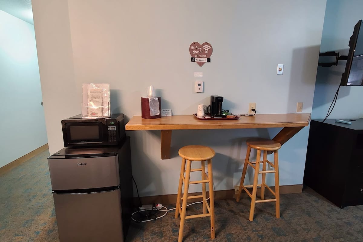 deluxe room, 1 king bed (no pets allowed) | room amenity