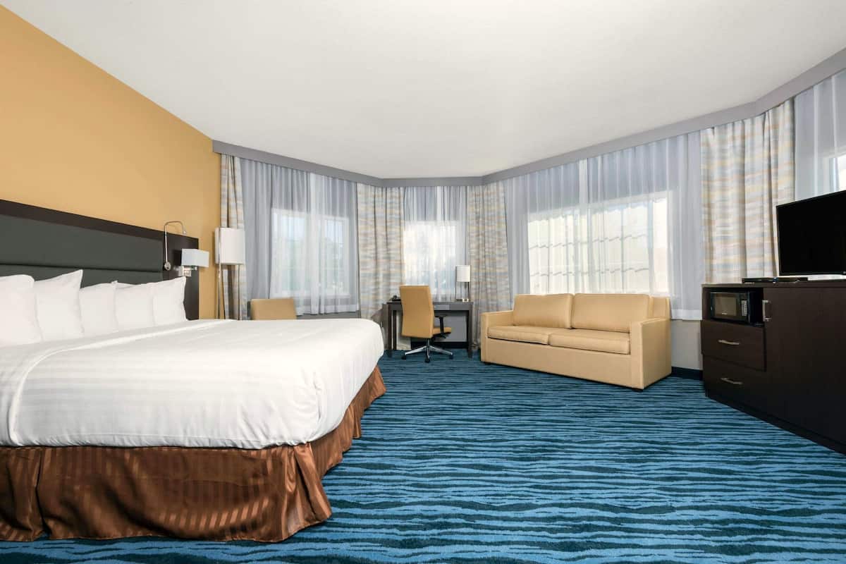 Executive King Suite Room | 고급 침구, 필로우탑 침대, 객실 내 금고, 책상