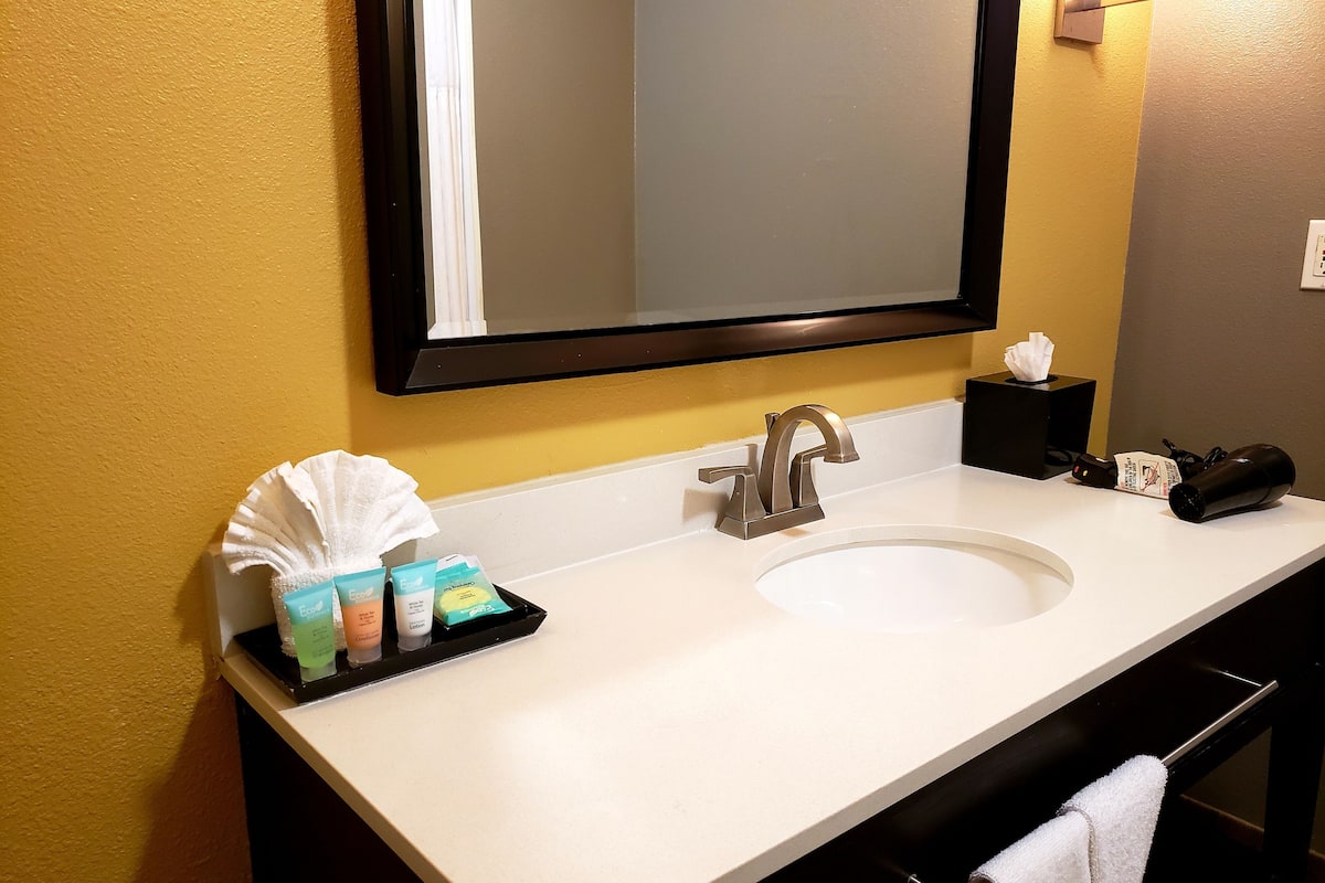 combined shower/bathtub, eco-friendly toiletries, hair dryer, towels