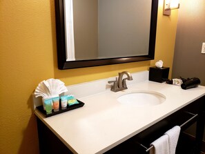 Combined shower/tub, eco-friendly toiletries, hair dryer, towels - Hotel 1550 (San Bruno)