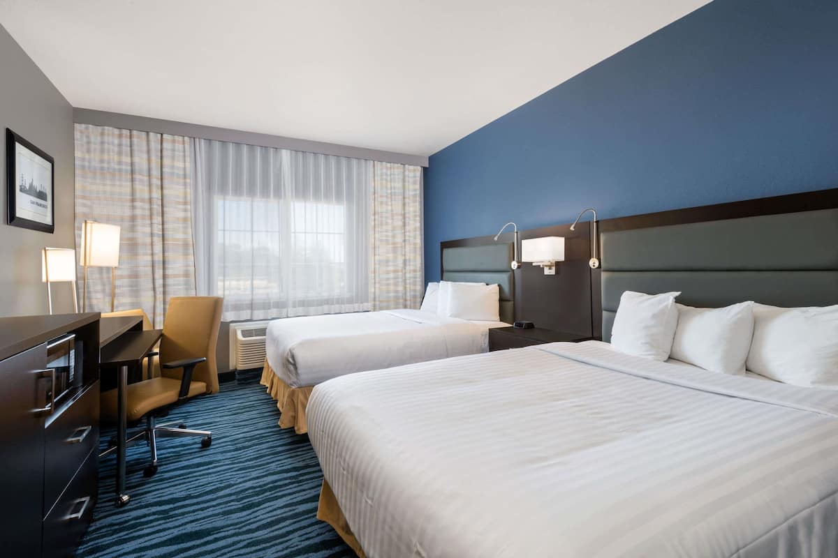 premium bedding, pillow-top beds, in-room safe, desk