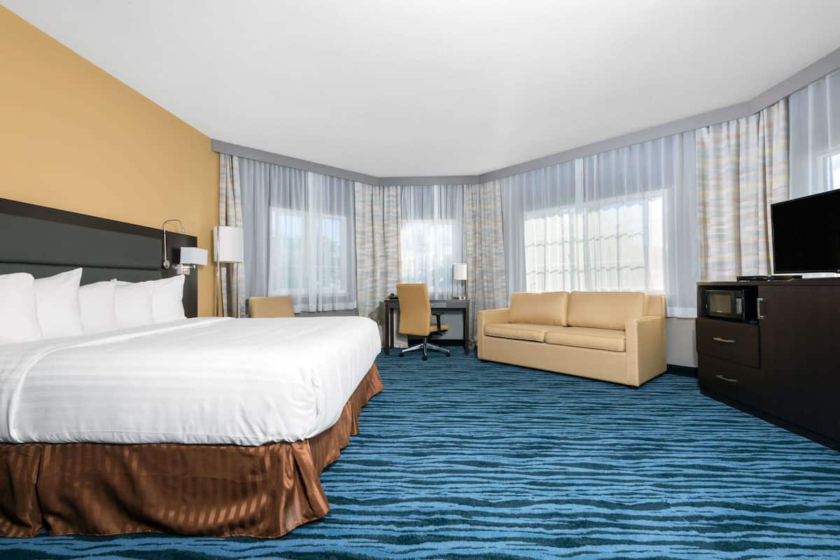 premium bedding, pillow-top beds, in-room safe, desk