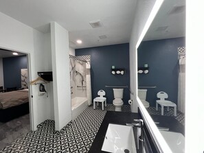 Combined shower/tub, hair dryer, towels