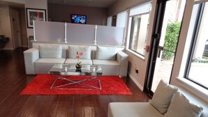 Lobby sitting area - Days Inn by Wyndham Houston-Galleria TX (Houston)