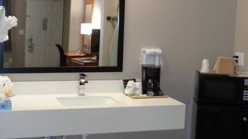 Bañera con ducha, secador de pelo, toallas