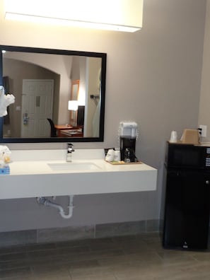 Combined shower/bathtub, hair dryer, towels