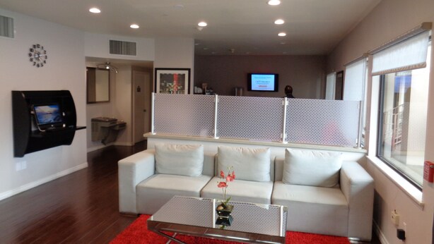 Lobby sitting area - Days Inn by Wyndham Houston-Galleria TX (Houston)