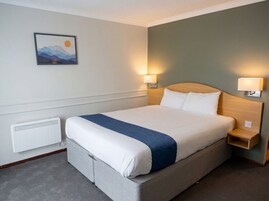 Room, 1 Double Bed, Non Smoking | Desk, free cribs/infant beds, free WiFi, bed sheets