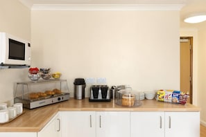 A kitchenette with a microwave, toaster, coffee maker, and a bread display. - Days Inn by Wyndham Leicester Forest East M1 (Leicester)
